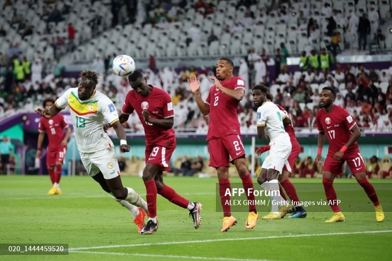 Famara Diedhiou đánh đầu nhân đôi cách biệt cho Senegal. Ảnh: AFP