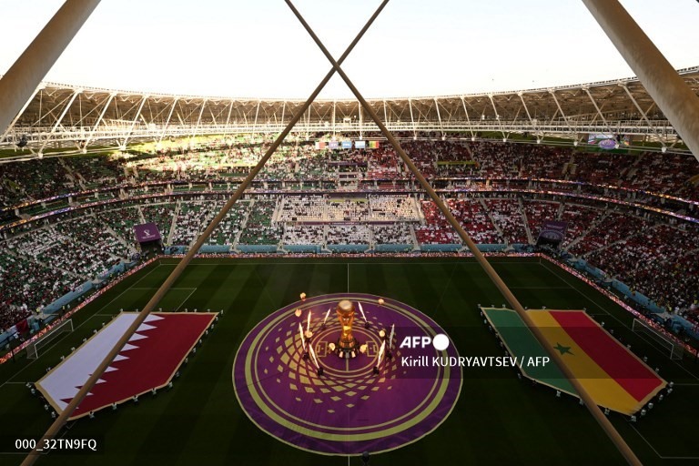 Hình ảnh ấn tượng từ sân vận động Thumama, nơi diễn ra trận đấu giữa Qatar với Senegal. Ảnh: AFP