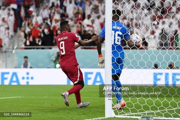 Mohammed Muntari thắp lên hy vọng có điểm cho Qatar. Ảnh: AFP