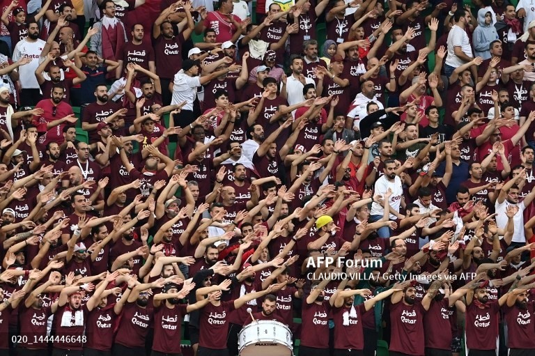 Cổ động viên Qatar mong chờ vào chiến thắng đầu tiên của đội nhà tại sân chơi World Cup. Ảnh: AFP