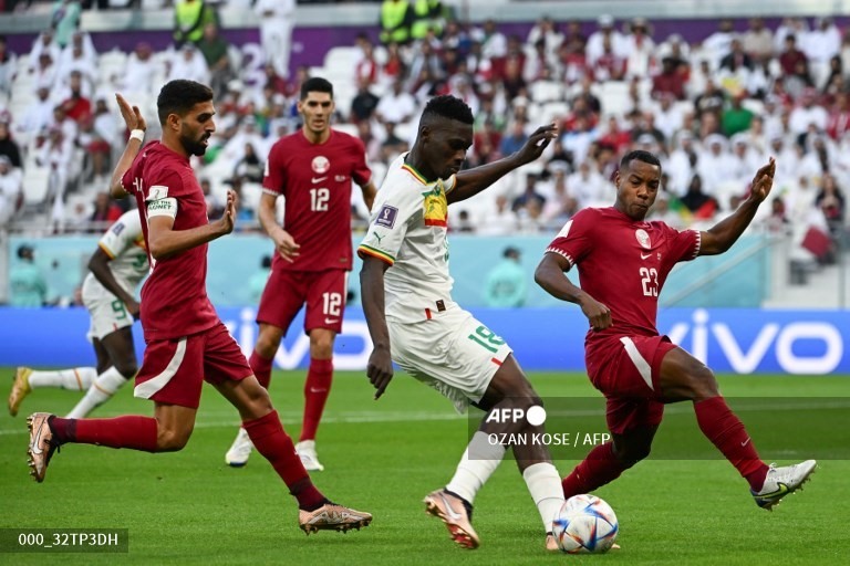 Ismaila Sarr liên tục xâm nhập vòng cấm Qatar. Ảnh: AFP