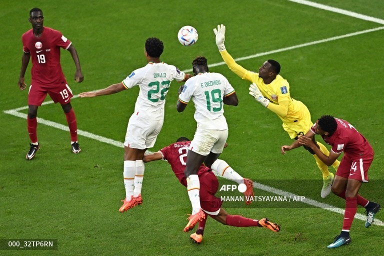 Qatar đang gặp vấn đề trong khâu chống bóng bổng. Ảnh: AFP