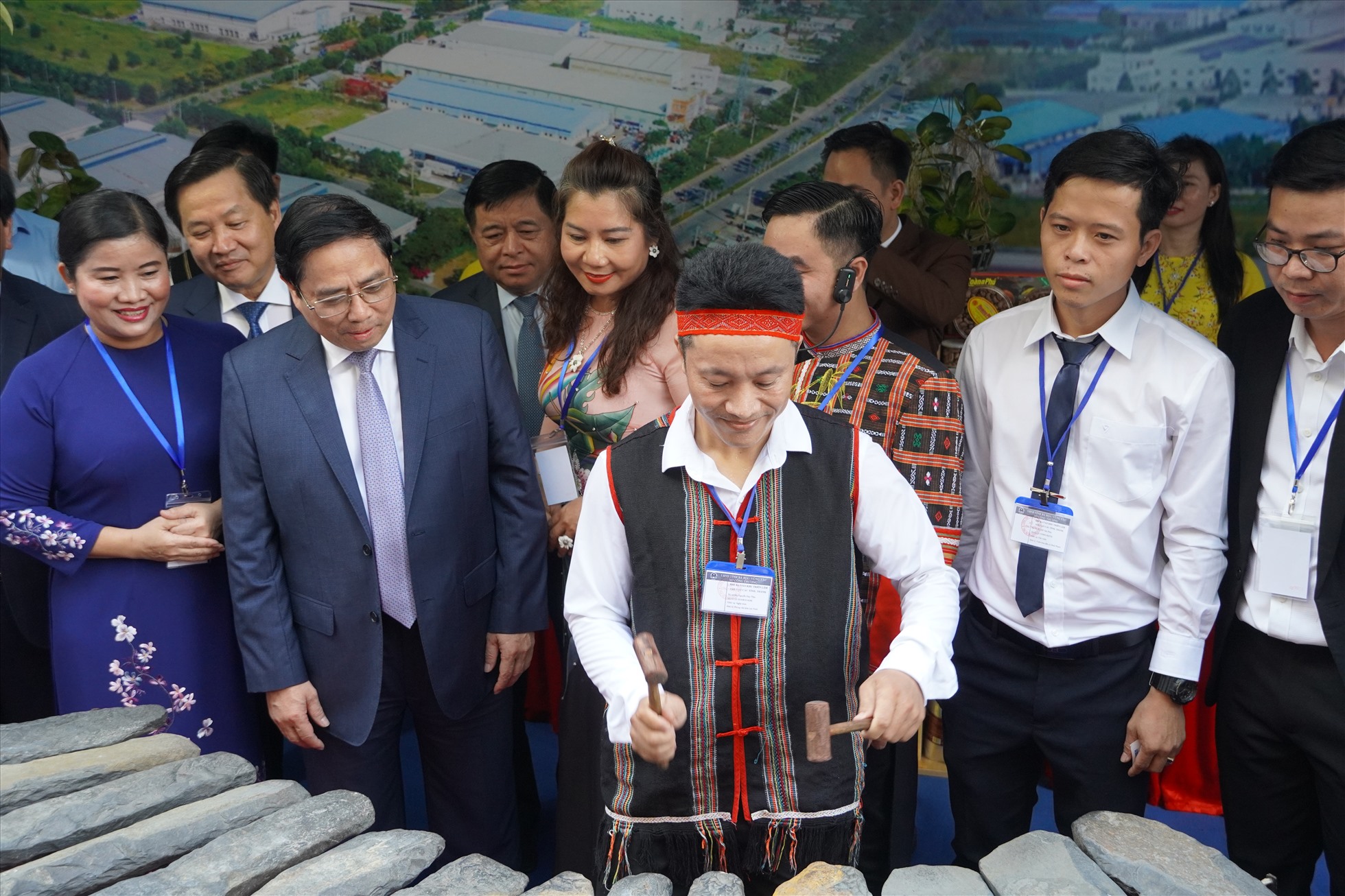 Thủ tướng tham quan trình diễn đàn đá tại gian hàng trưng bày của tỉnh Bình Phước. Ảnh: Thành An