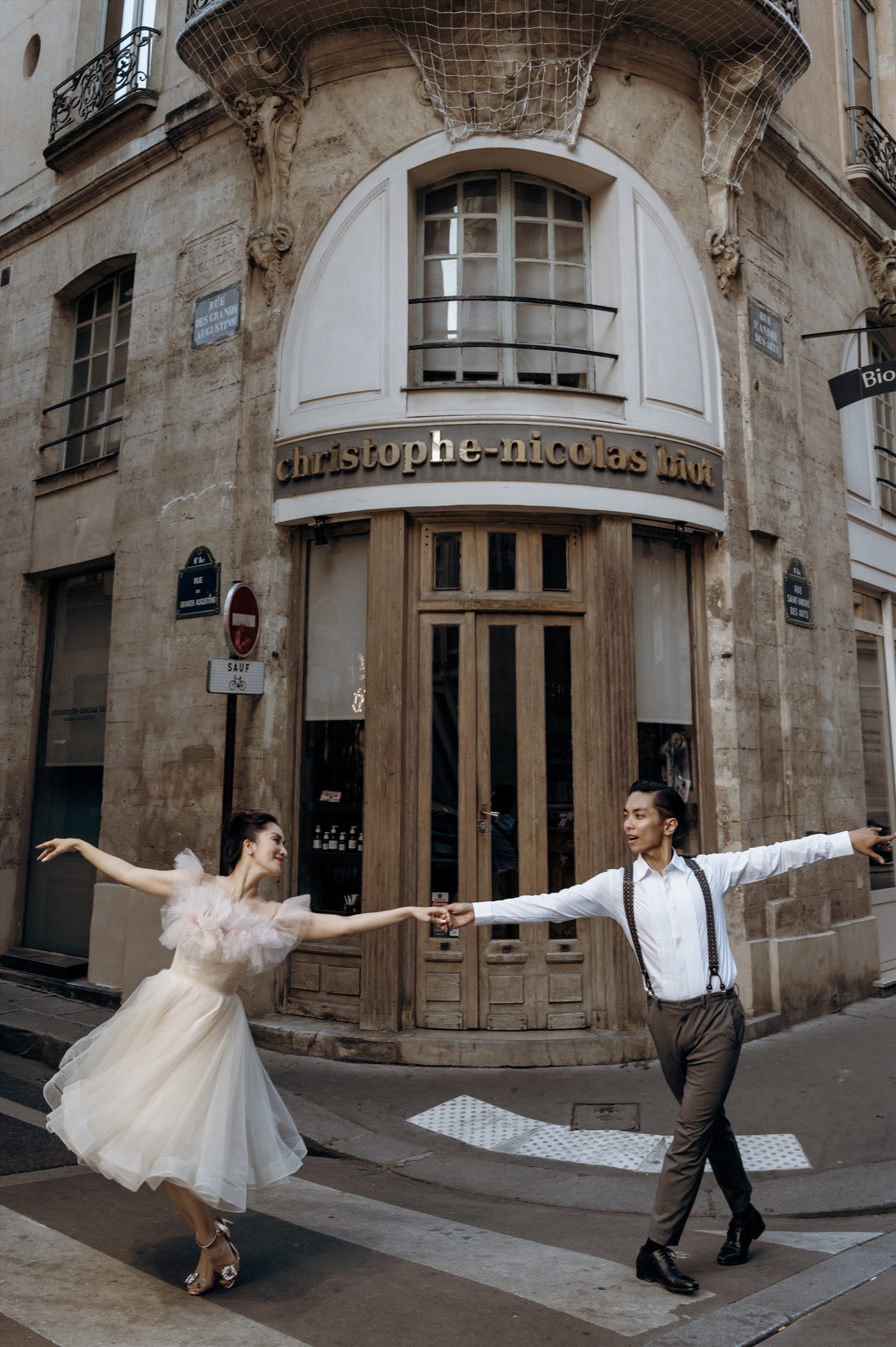 Vốn là những kiện tướng dancesport nổi tiếng, Khánh Thi và Phan Hiển cũng thổi hồn vào bộ ảnh cưới theo chất riêng của chính mình.