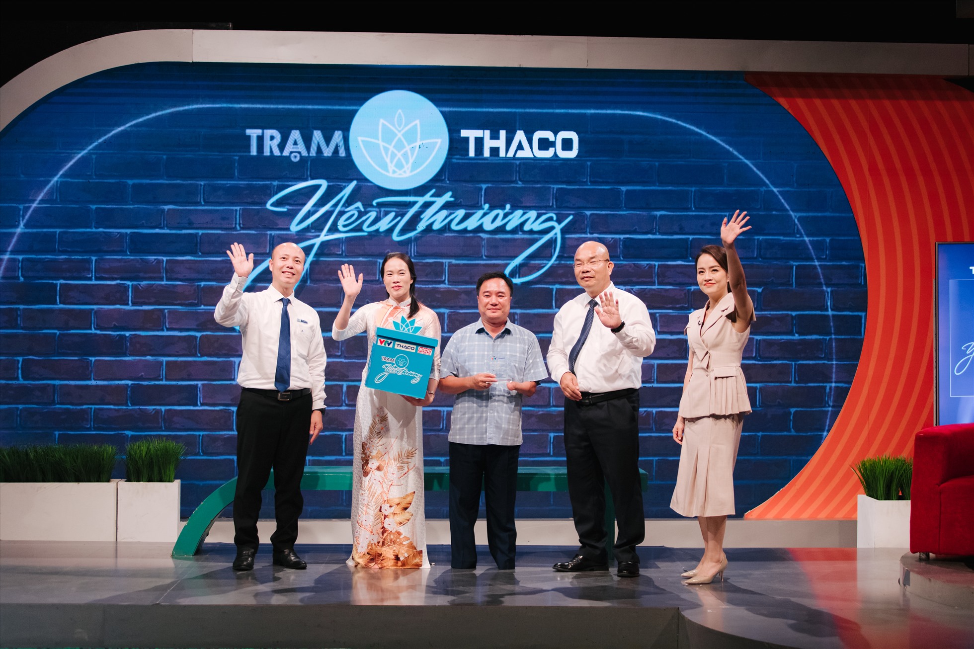 Món quà của chương trình sẽ tiếp thêm sức mạnh trên hành trình lan tỏa yêu thương đầy nhân văn của thầy giáo Thanh Hương. Ảnh: VTV