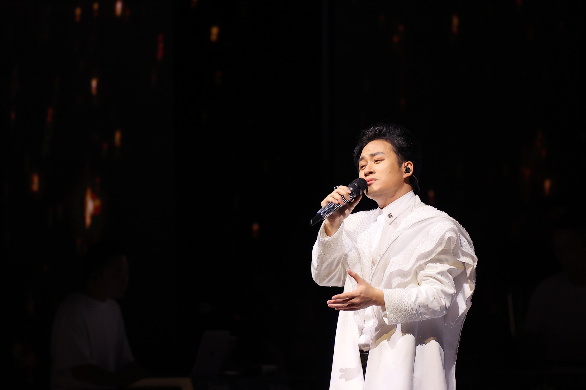 Nam ca sĩ Tùng Dương khắc khoải khi kể về những cơ duyên đưa mình theo đuổi sự nghiệp âm nhạc. Ảnh: Hoà Nguyễn