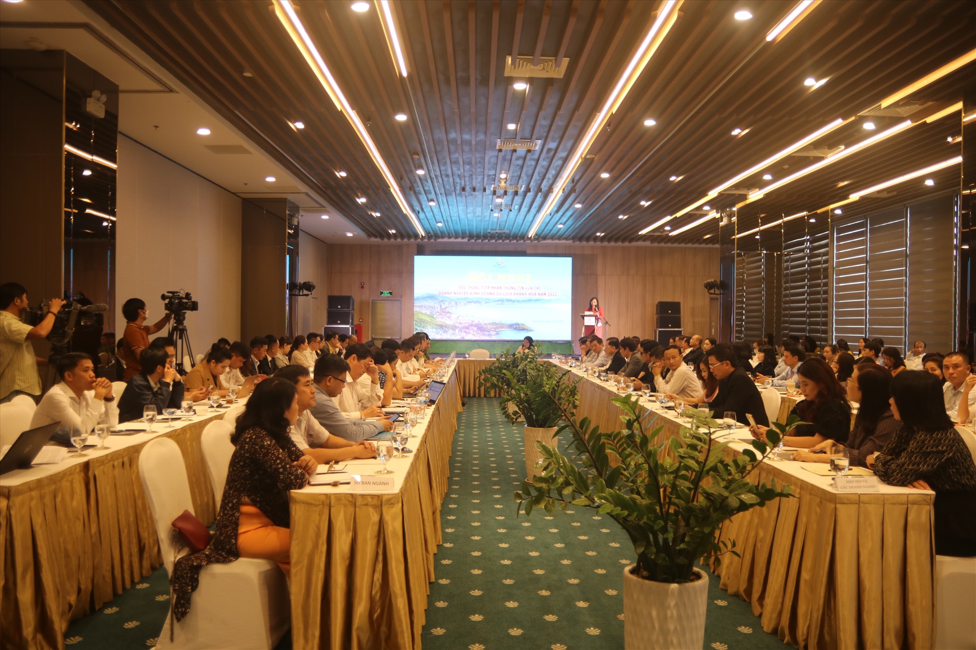 Gần 200 đại biểu tham gia đối thoại doanh nghiệp du lịch Khánh Hòa. Ảnh: P.Linh