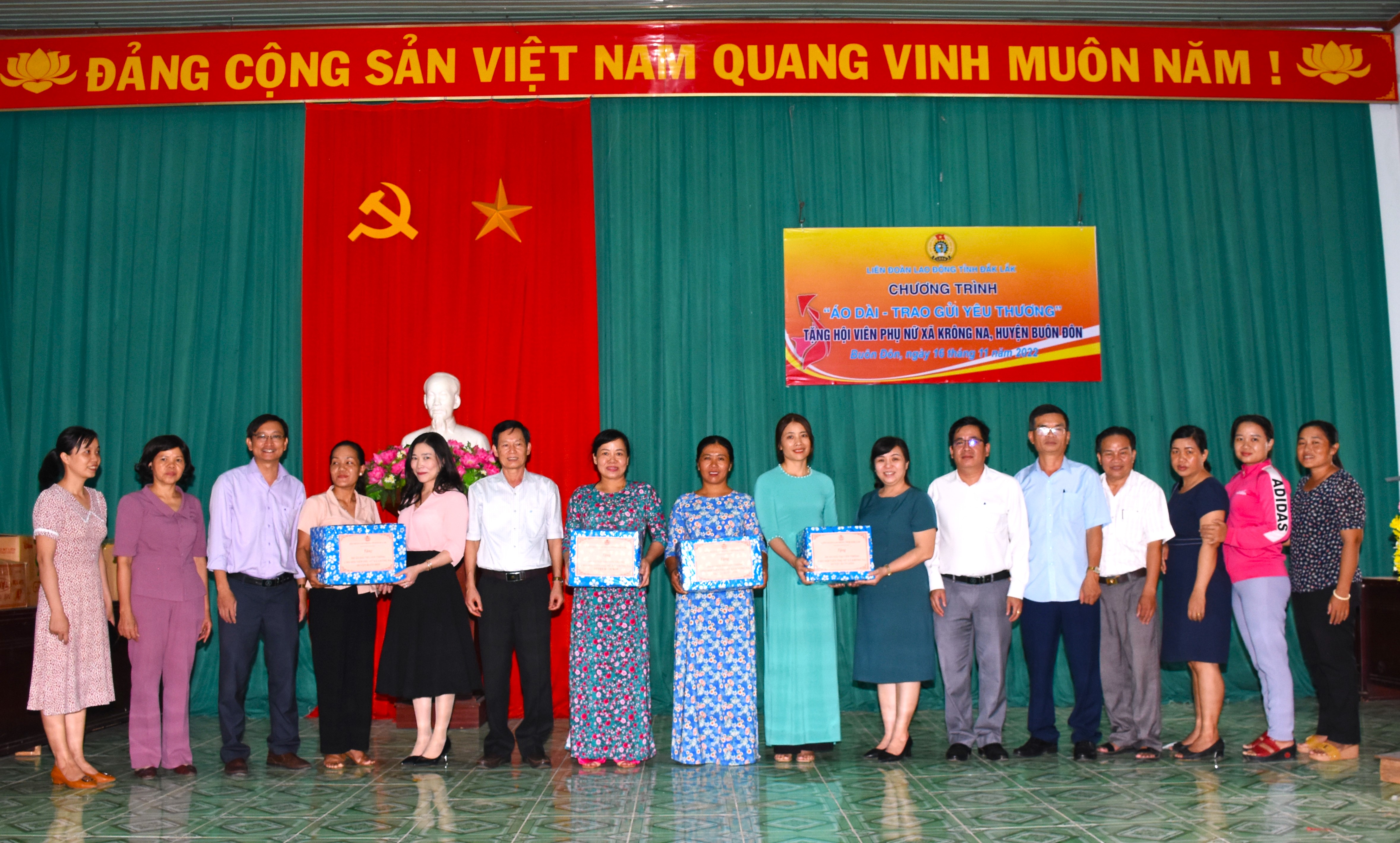 Đ/c Nguyễn Công Bảo (thứ 6 trái ảnh), Chủ tịch LĐLĐ tỉnh trao tặng 300 bộ áo dài cho Hội Phụ nữ xã Krông Na, huyện Buôn Đôn