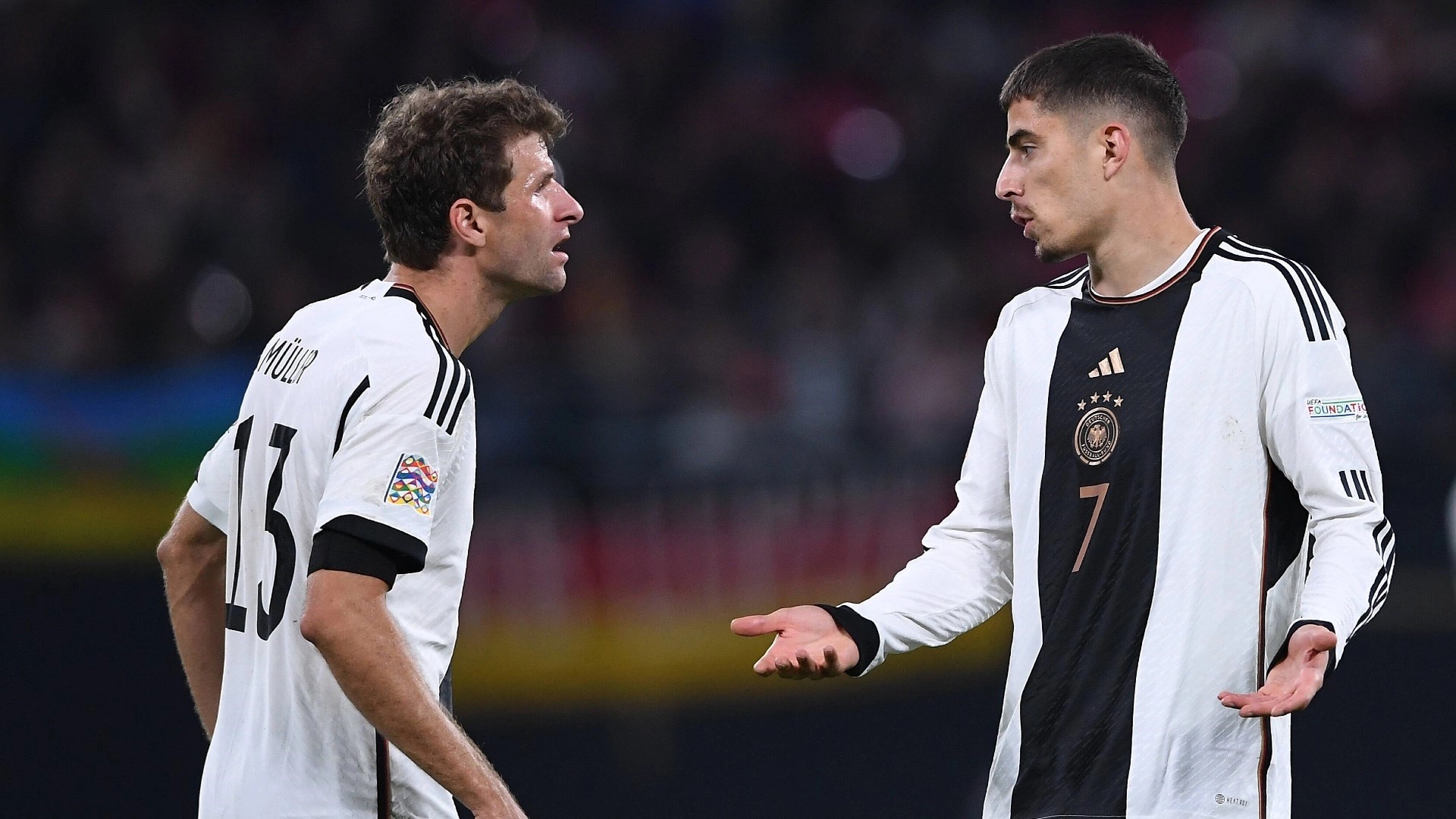 Muller và Havertz tranh cãi trong trận thua Nhật Bản. Ảnh: FIFA