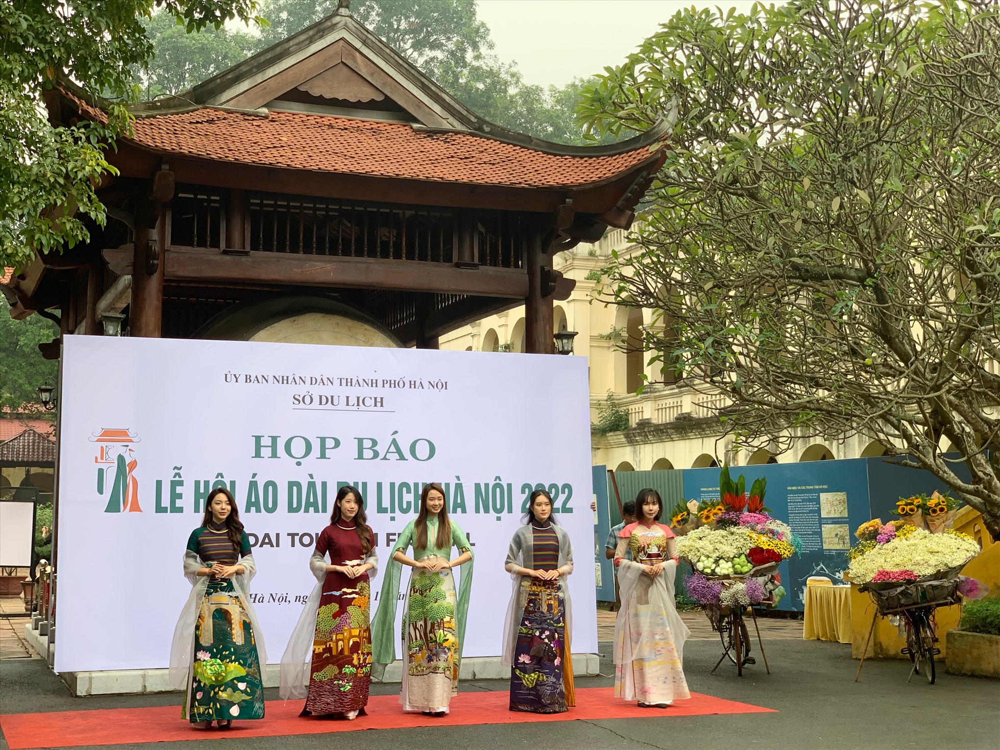 Những mẫu áo dài của NTK Hương Lan được giới thiệu với công chúng trong sự kiện họp báo Lễ hội Áo dài Du lịch Hà Nội 2022 ngày 26.11 tại Hoàng thành Thăng Long. Ảnh: Quỳnh Nga