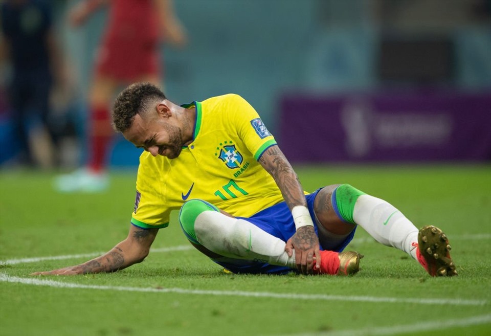Neymar gặp chấn thương mắt cá chân ngay trận đầu ra quân của Brazil tại World Cup 2022. Ảnh: AFP