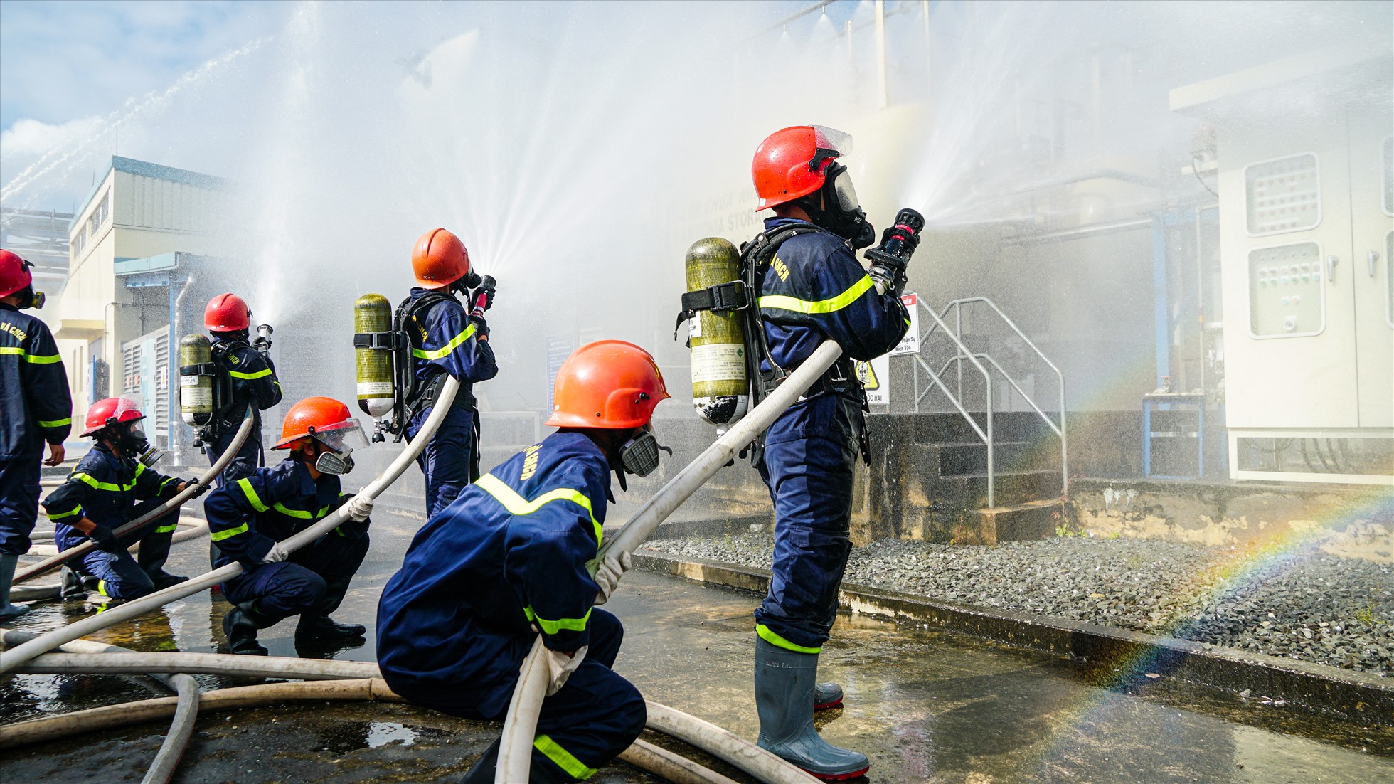 Lực lượng chữa cháy chuyên nghiệp của Công an TP. Cần Thơ nhanh chóng có mặt dập tắt đám cháy.