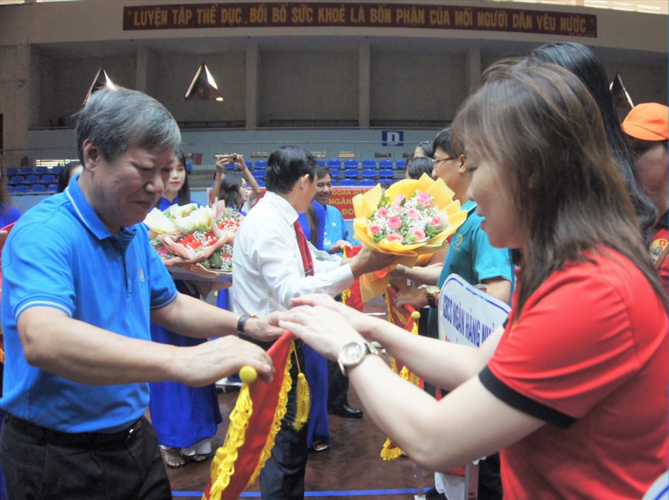Ông Nguyễn Văn Tân, Phó Chủ tịch Thường trực Công đoàn Ngân hàng Việt Nam tặng cờ lưu niệm cho các đoàn tham dự hội thao. Ảnh: Anh Hoà