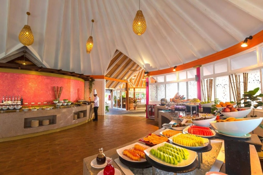 Resort có hai nhà hàng là Aqua phục vụ bữa sáng buffet và nhà hàng Well Done cung cấp thực đơn hải sản tươi sống lẫn các món ăn địa phương. Khu nghỉ có hai quán bar và một hầm rượu.