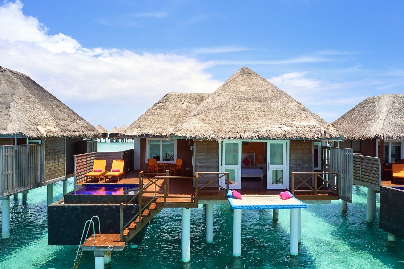 Resort có 9 hạng phòng, chia làm hai dòng. Một là dòng trên bãi biển (beach villa) và một dòng là villa nổi trên mặt nước, bao gồm Reef villa, Sunset reef villa, Aqua villa, Aqua suite và Grand reef suite.