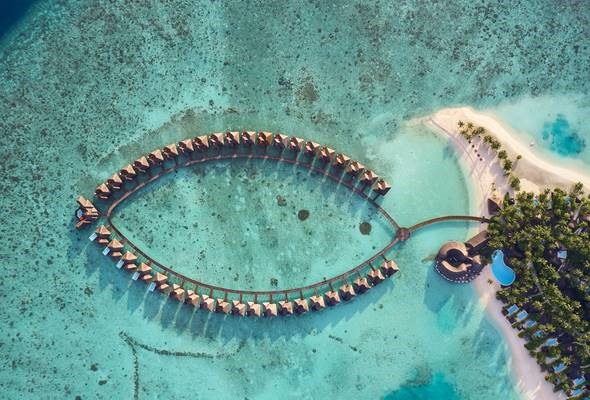 Khu nghỉ dưỡng cách trung tâm thủ đô Male của Maldives khoảng 145km. Để đến được đây, du khách phải bay thủy phi cơ khoảng 35 phút từ sân bay quốc tế Velana International Airport.