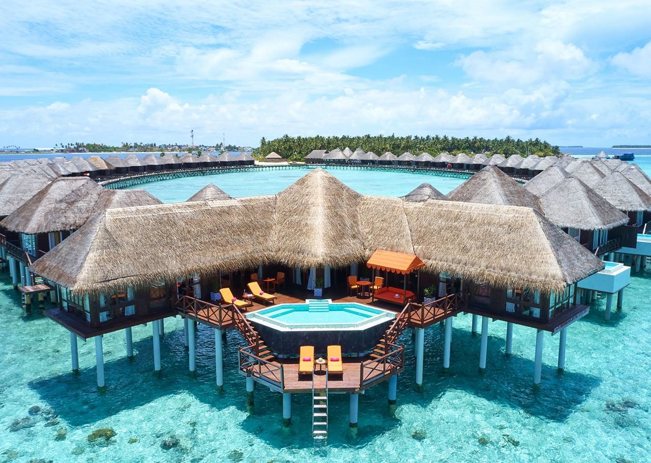 Villa có đầy đủ tiện nghi, gồm cả bể bơi vô cực, bậc thang gỗ dẫn xuống biển...
