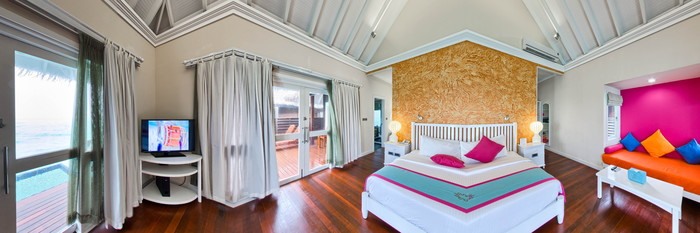 Villa theo phong cách Maldives đặc trưng với mái tre, nội thất tone màu trắng, phần lớn vật dụng làm bằng gỗ, thân thiện môi trường.