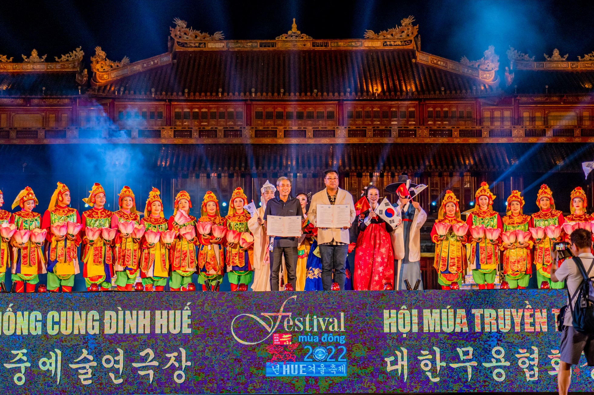 Chương trình biểu diễn nghệ thuật phục vụ cộng đồng diễn ra tại sân khấu trước Ngọ Môn tối qua, 25/11. Đây là chương trình biểu diễn do Nhà hát Nghệ thuật truyền thống Cung đình Huế phối hợp Hiệp hội Múa Gyeonggi Hàn Quốc thực hiện.