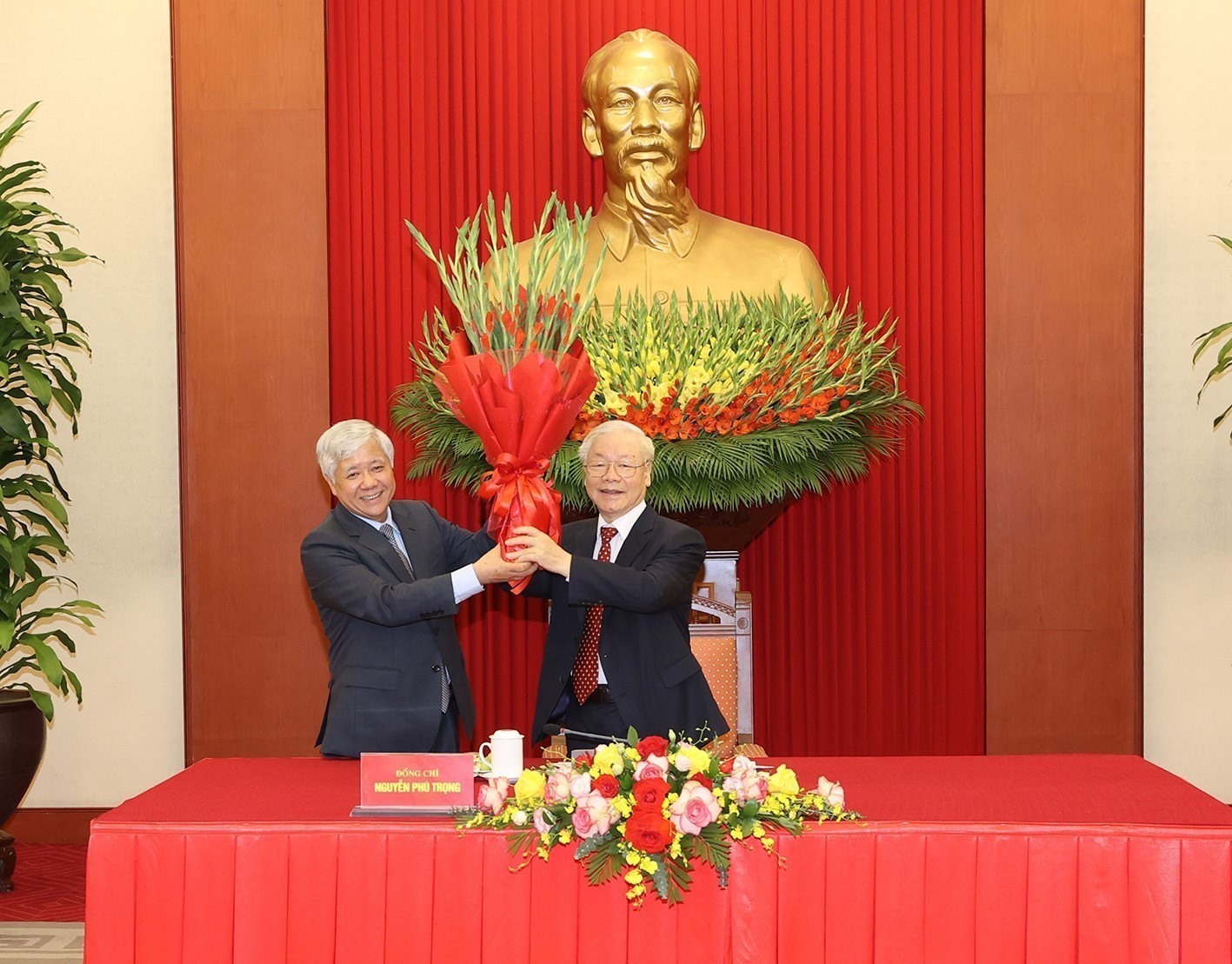 Chủ tịch Ủy ban Trung ương MTTQ Việt Nam Đỗ Văn Chiến tặng hoa chúc mừng Tổng Bí thư Nguyễn Phú Trọng. Ảnh: Trí Dũng