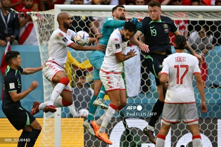 Tunisia vẫn chưa thể xuyên thủng hàng thủ Australia. Ảnh: AFP