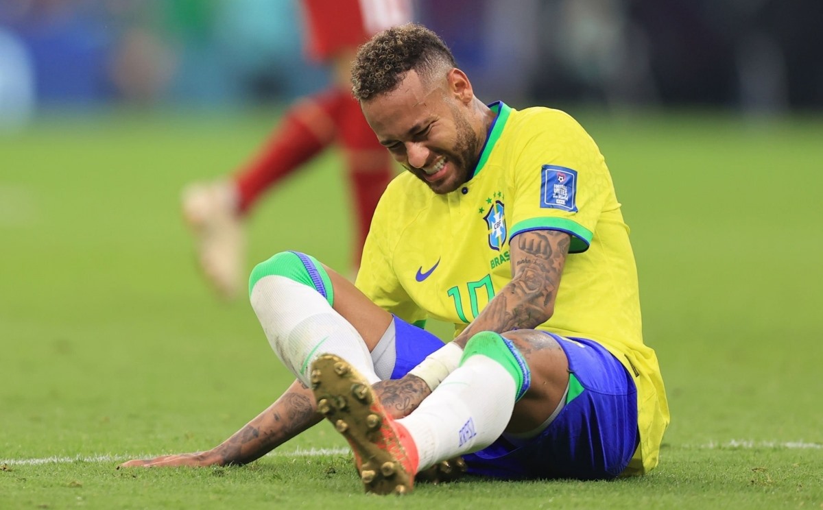 Neymar sẽ khó lòng trở lại đến trước bán kết. Ảnh: AFP