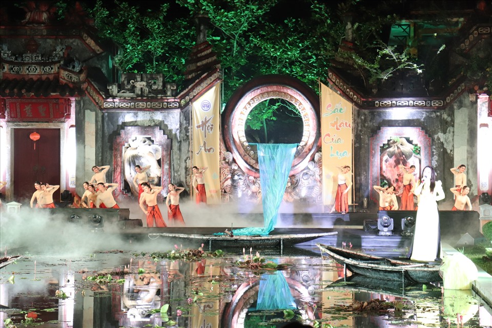 Chương trình “Hội An - Sắc màu của lụa” được diễn ra tại Cổng tam quan chùa Bà Mụ TP Hội An. Ảnh: Nguyễn Linh