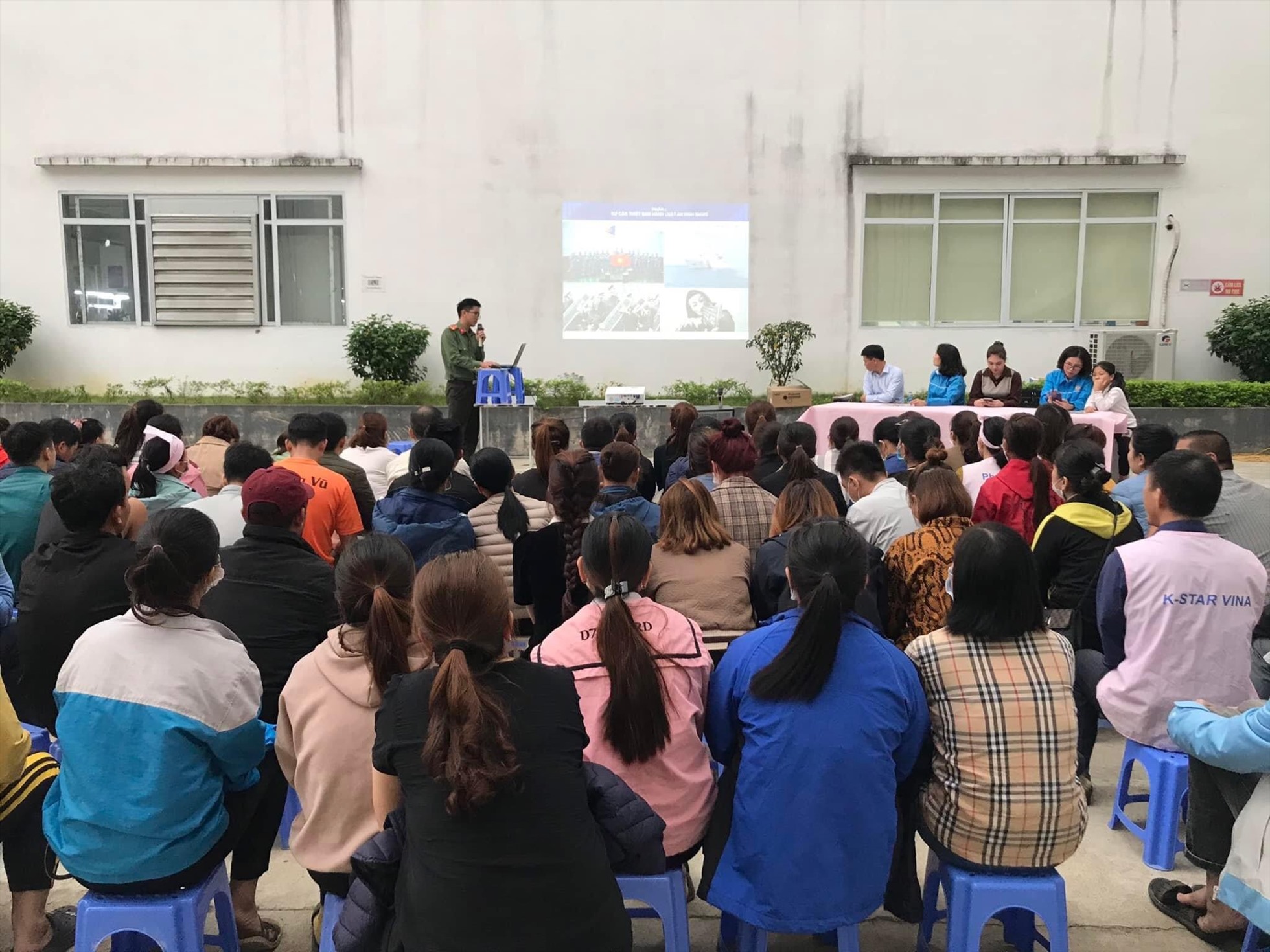 200 đoàn viên, công nhân, người lao động của 18 công đoàn cơ sở doanh nghiệp trên địa bàn huyện Sơn Dương tham gia buổi hội nghị. Ảnh: Liên đoàn Lao động tỉnh Tuyên Quang.