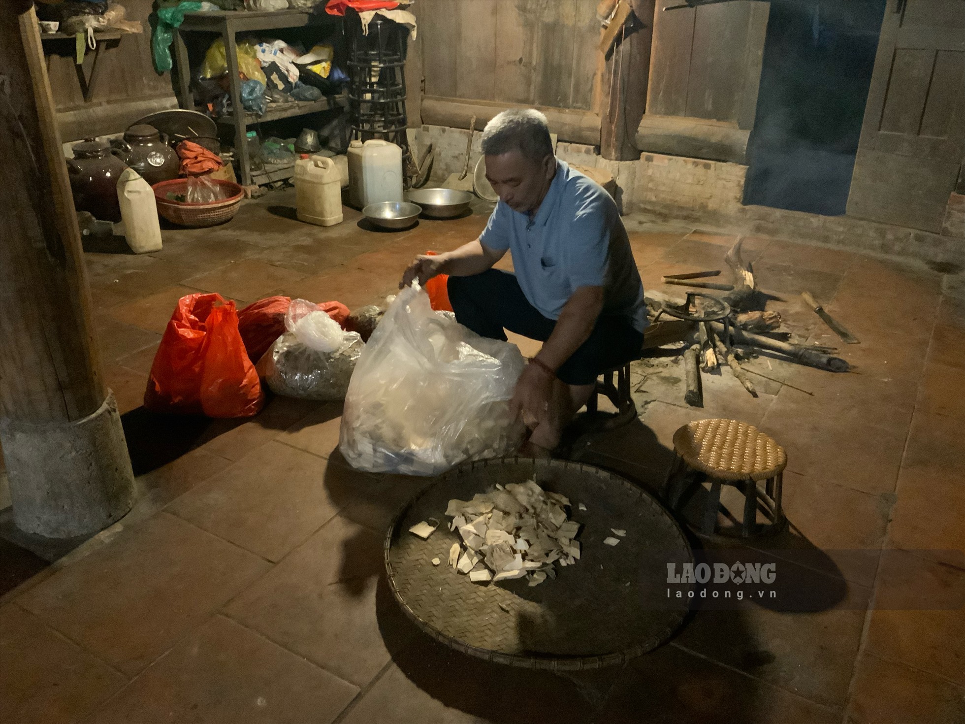 Giữa mỗi căn nhà là một gian bếp, trên có gác để đựng các vật dụng và đồ ăn cần bảo quản, tránh mốc và ẩm vào mùa xuân.