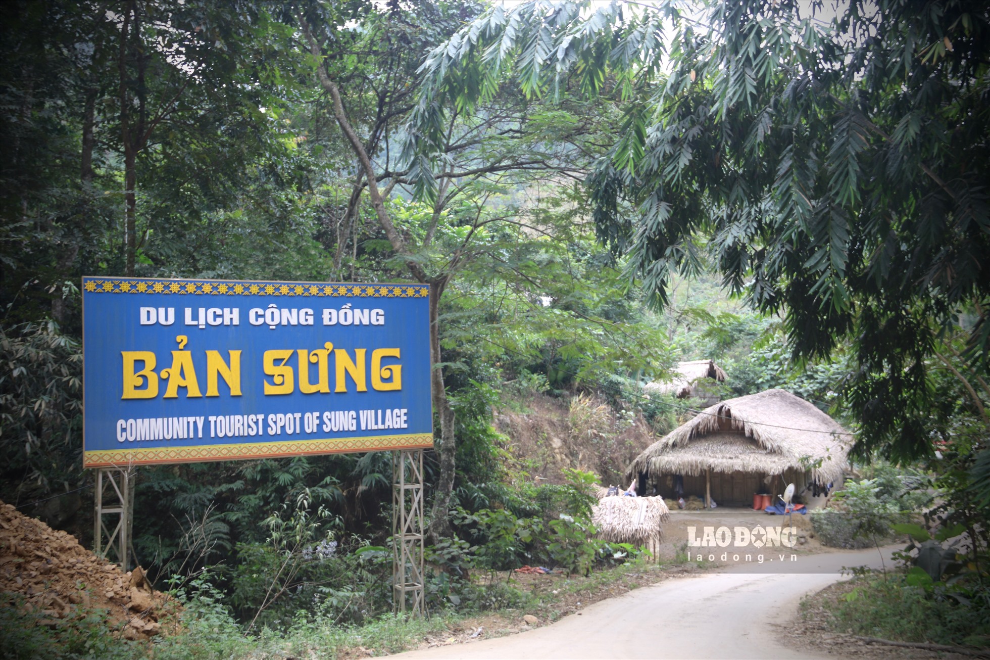 Cách Hà Nội chừng 100 km, bản Sưng của người Dao Tiền nép mình bên núi Biều, xã Cao Sơn, huyện Đà Bắc, tỉnh Hoà Bình.