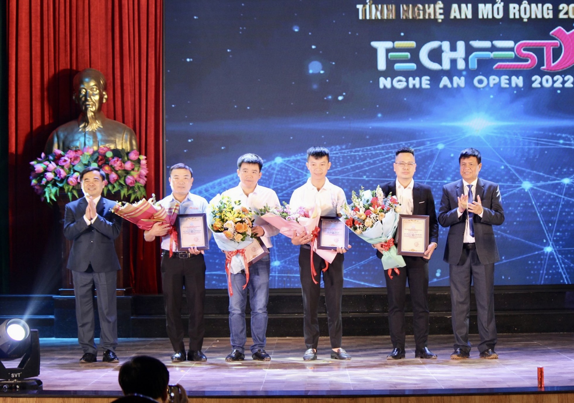 Ban tổ chức tặng hoa các nhà tài trợ. Ảnh: Quỳnh Trang