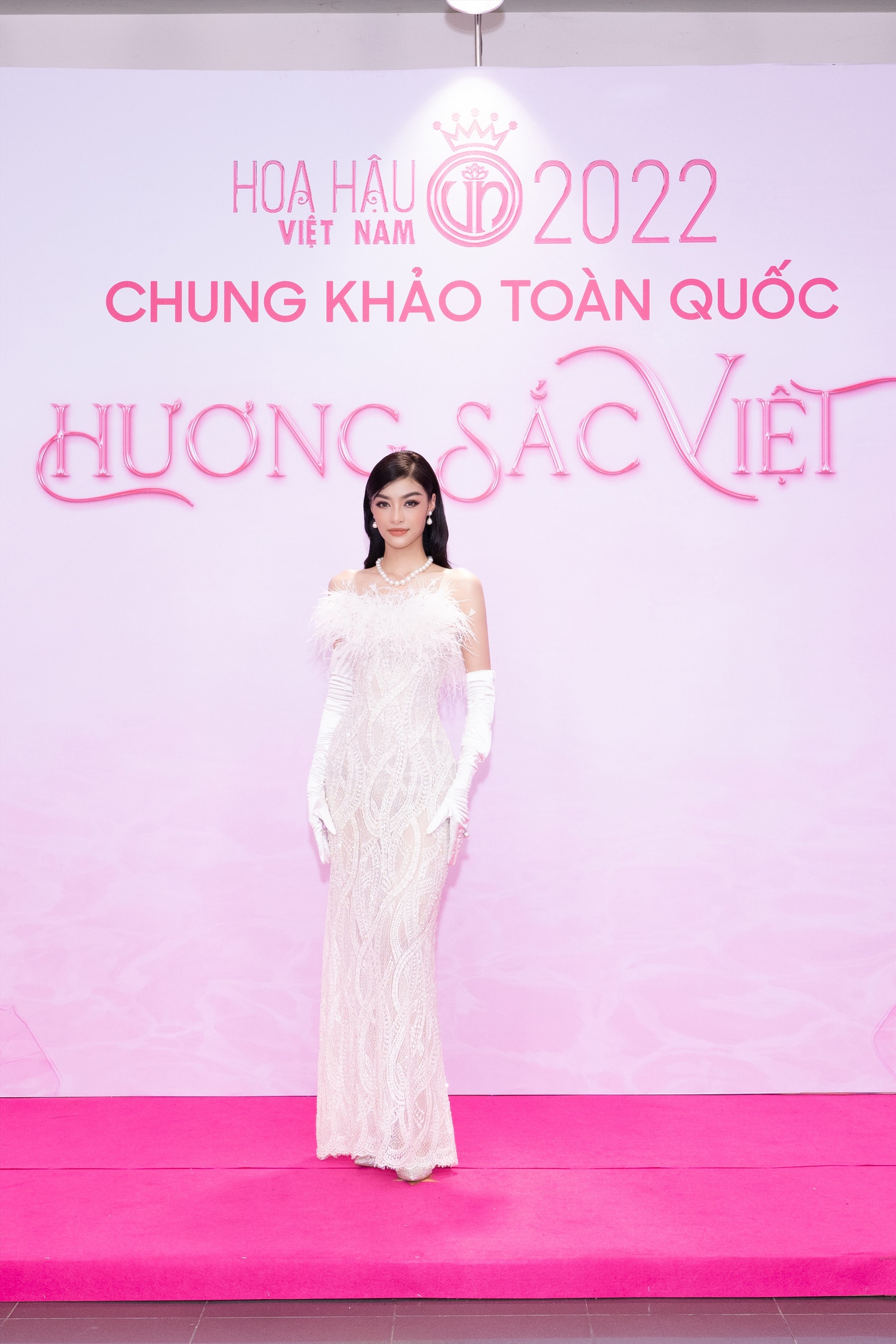 Á hậu Lona Kiều Loan lựa chọn bộ cánh của NTK đình đám Chung Thanh Phong. Điểm nhấn cúp ngực ôm sát giúp nàng hậu khoe trọn tỉ lệ cơ thể đỉnh cao.