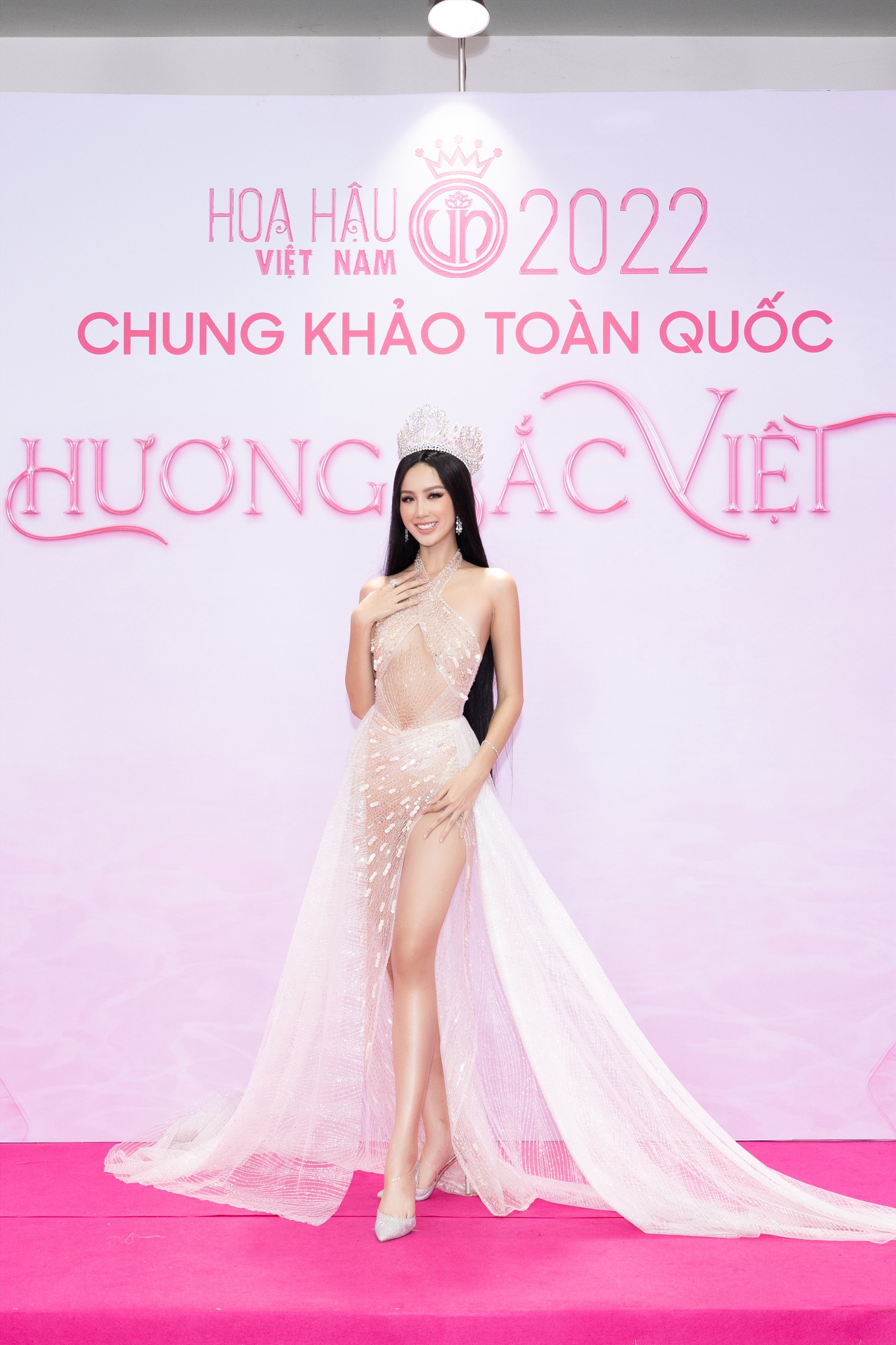 Miss Intercontinental 2022 Lê Nguyễn Bảo Ngọc sang chảnh với tone bạc với chi tiết xẻ cao khoe trọn đôi chân.