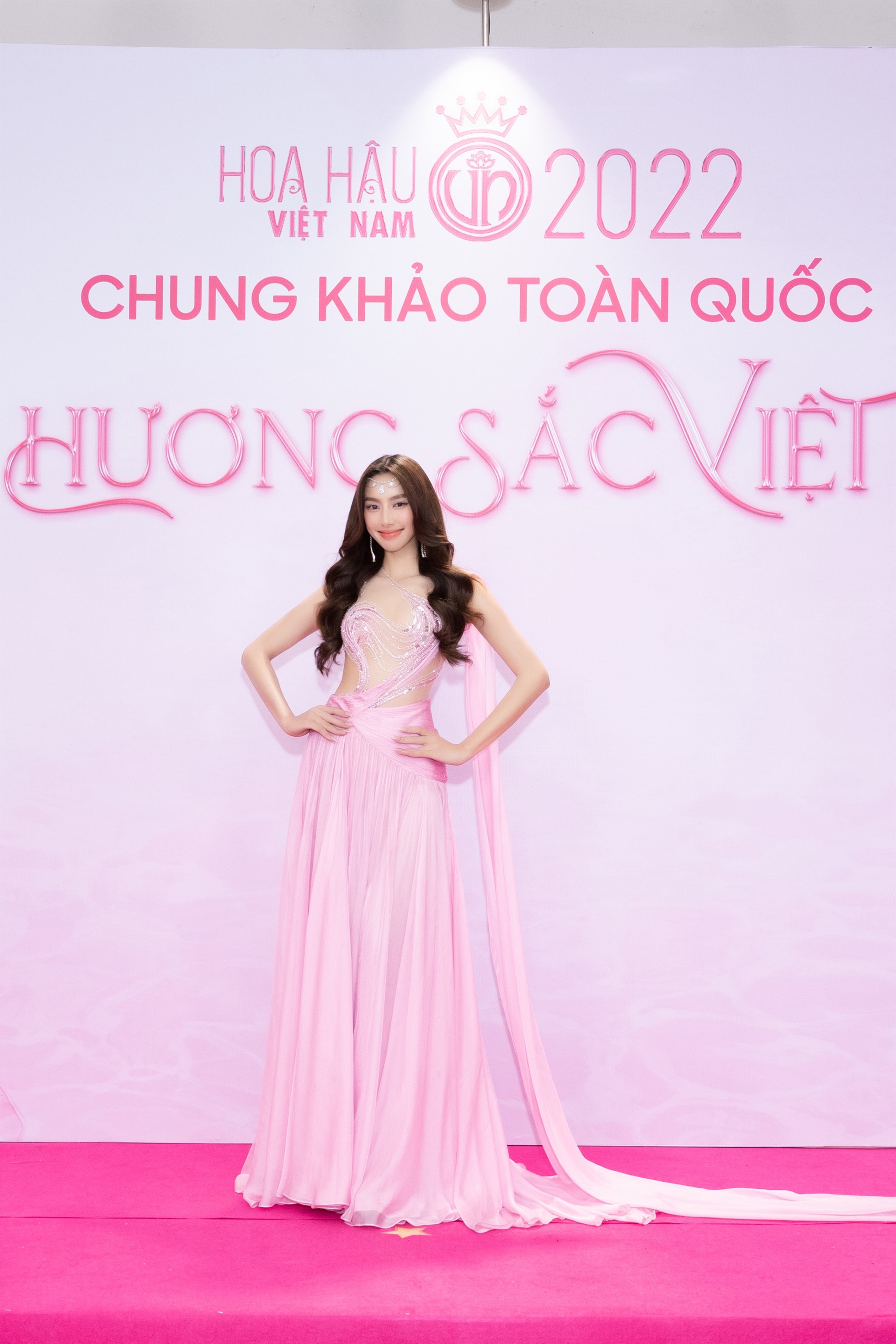 Miss Grand International 2021 Nguyễn Thúc Thùy Tiên chọn tone hồng, mang phong cách lạ mắt.