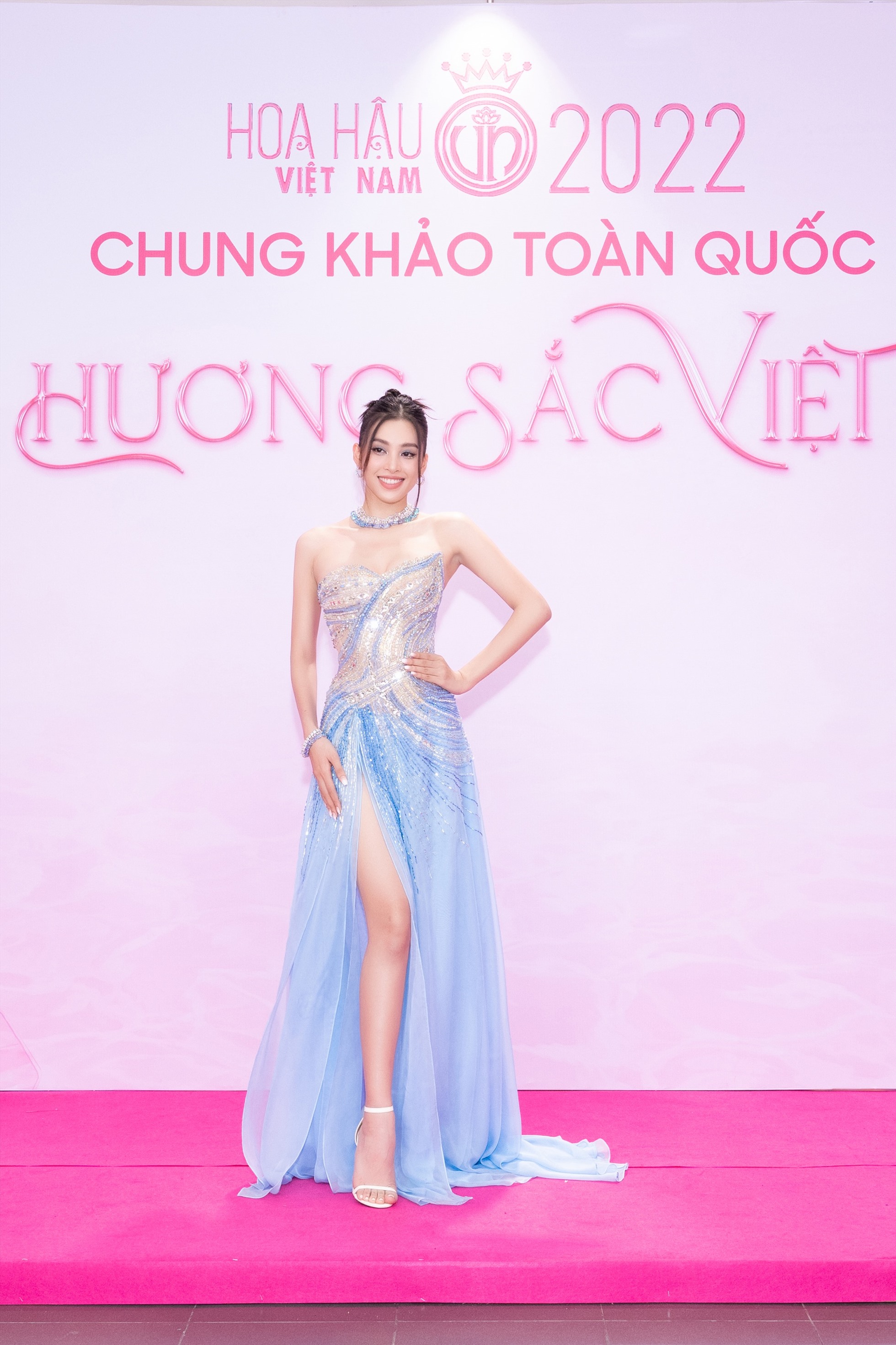 Hoa hậu Trần Tiểu Vy lựa chọn chiếc đầm mang tone màu xanh dương với hiệu ứng đính kết và điểm nhấn xẻ tà, khoe chân dài.
