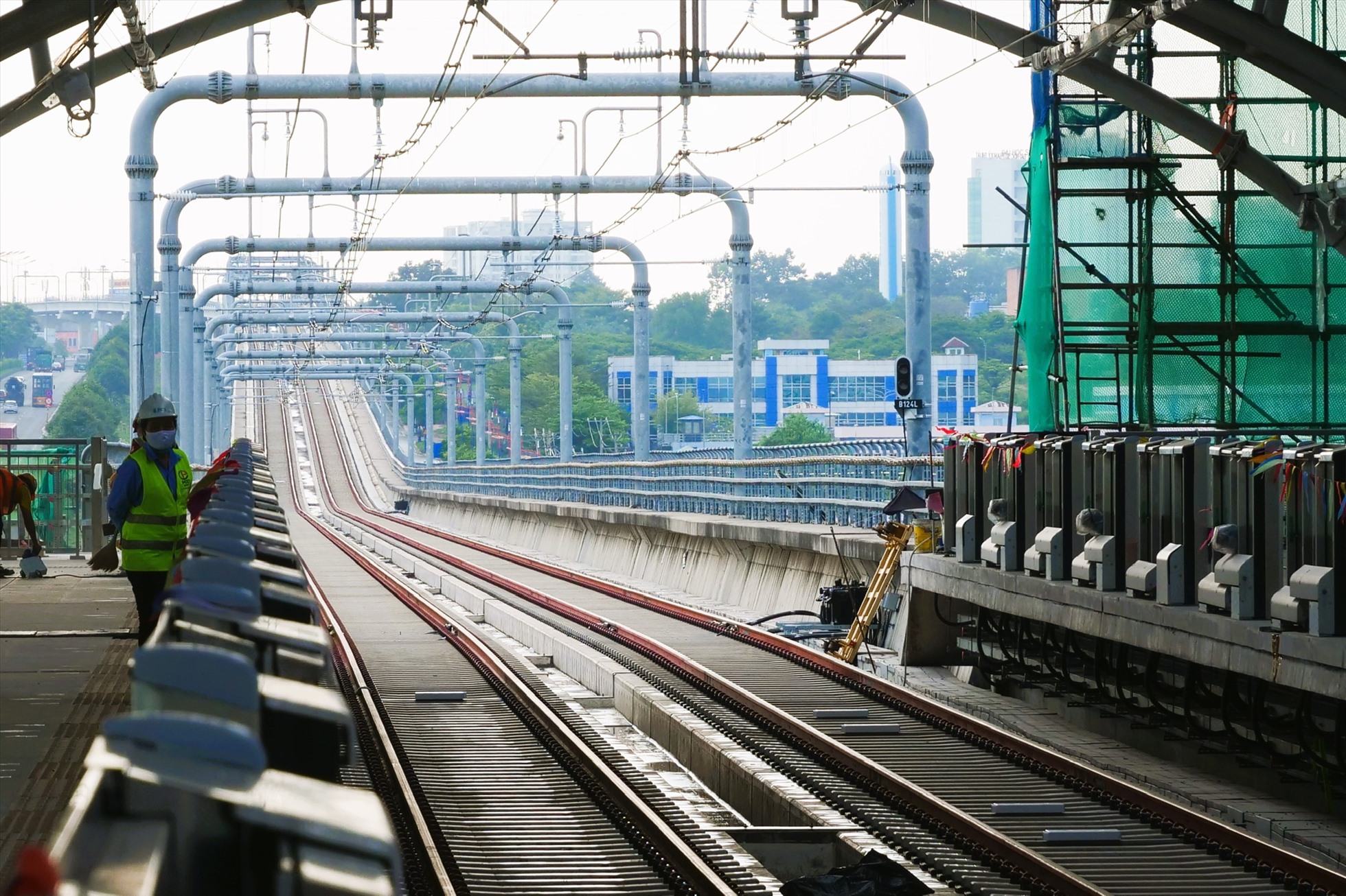 Các nhà thầu đang gấp rút hoàn thiện cơ bản các nhà ga đoạn từ Depot (Long Bình) đến ga Bình Thái vào cuối tháng 12.2022.