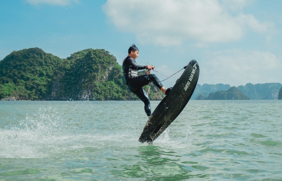 Vì là ván phản lực, nên phương tiện này khá an toàn; kể cả có lật cũng không gây nguy hiểm. Chỉ cần được hướng dẫn qua là du khách có thể sử dụng ngay được. Ảnh: Vietyatch