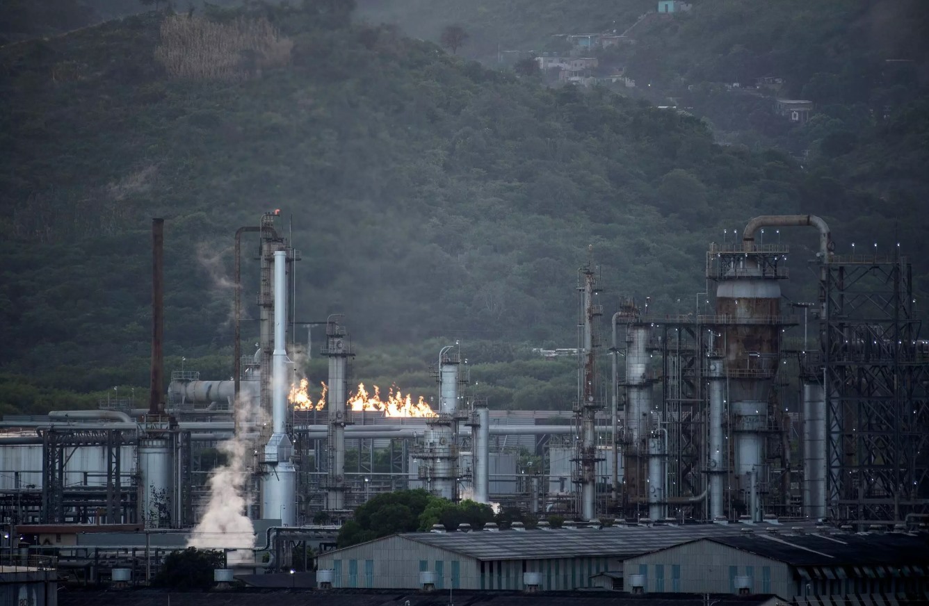 Quang cảnh một nhà máy lọc dầu do Petroleos de Venezuela (PDVSA) thuộc sở hữu nhà nước vận hành ở Puerto La Cruz -- PDVSA từng là một con bò sữa cho chính phủ Venezuela nhưng sự quản lý yếu kém và tham nhũng đã dẫn đến thời kỳ khó khăn cho công ty và công nhân. Ảnh: AFP