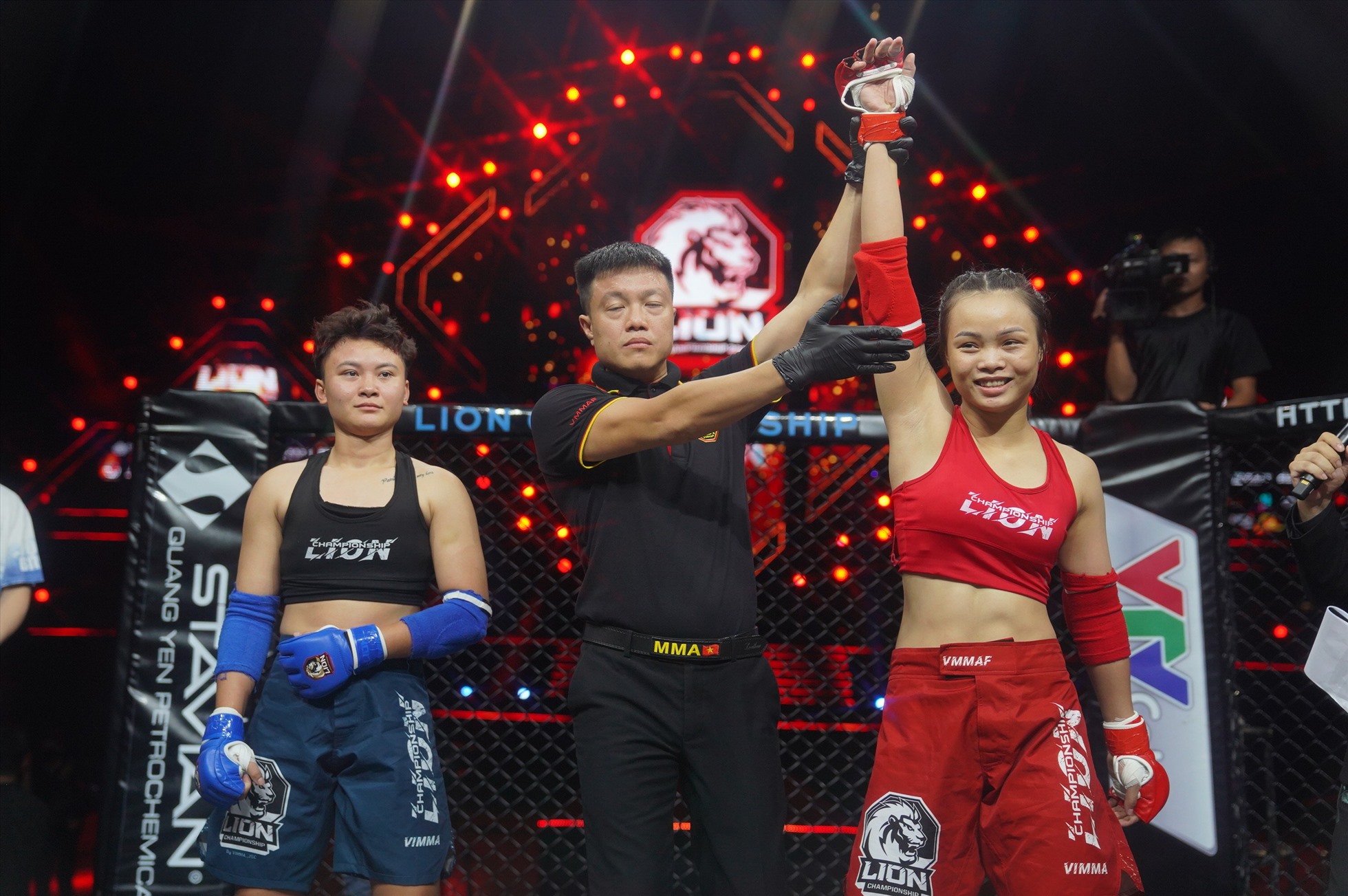 Dương Thị Thanh Bì hạ Nguyễn Thị Uyển Nhi để vô địch hạng 56kg. Ảnh: MMAVN