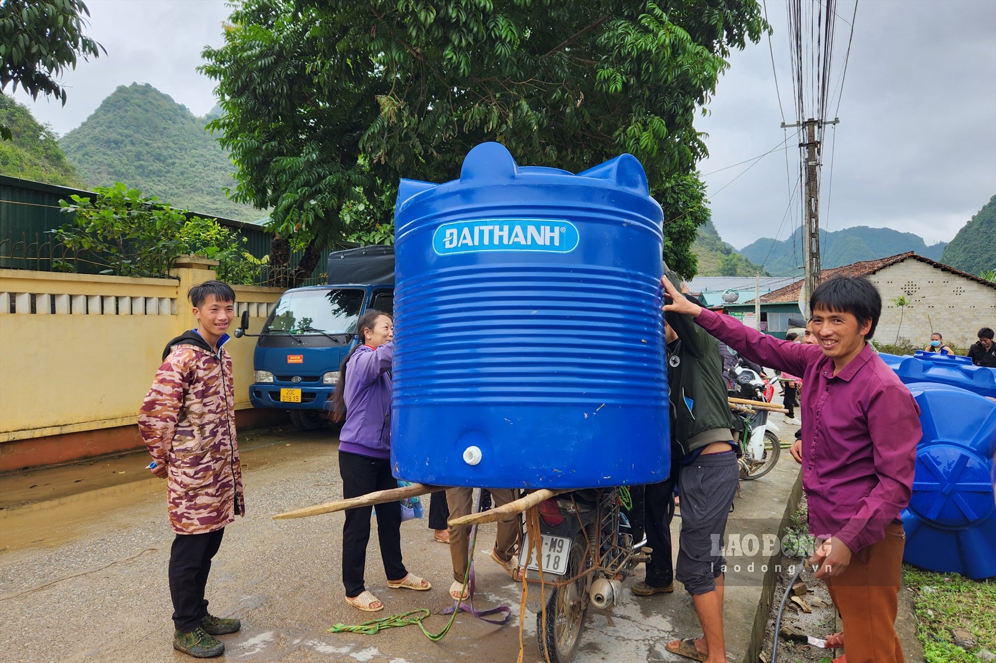 Chuẩn bị mang tec nước về nhà.