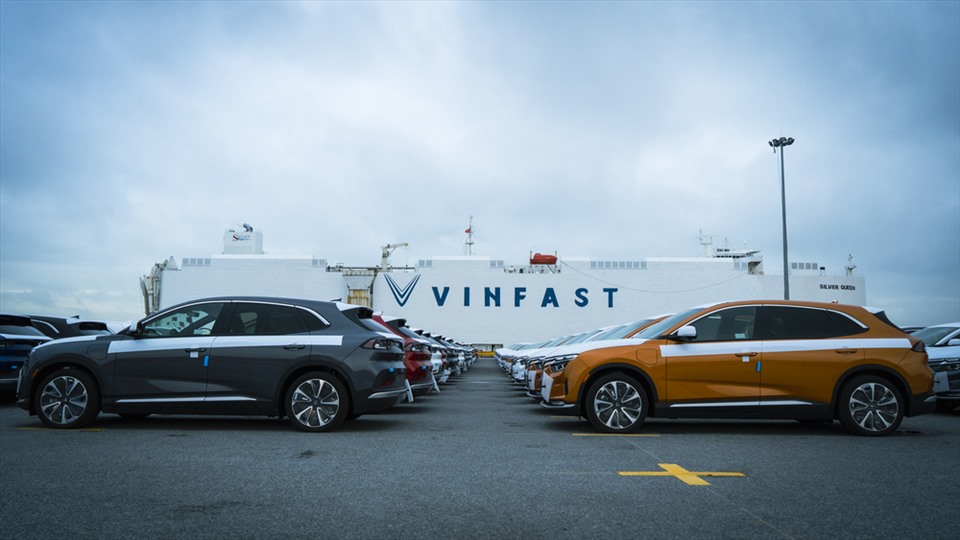 Lô xe VinFast VF 8 đầu tiên dành cho thị trường quốc tế được vận chuyển trên tàu Silver Queen của Panama, một con tàu hàng hải chuyên dụng cỡ lớn dành riêng cho xe ôtô. Ảnh: VinFast