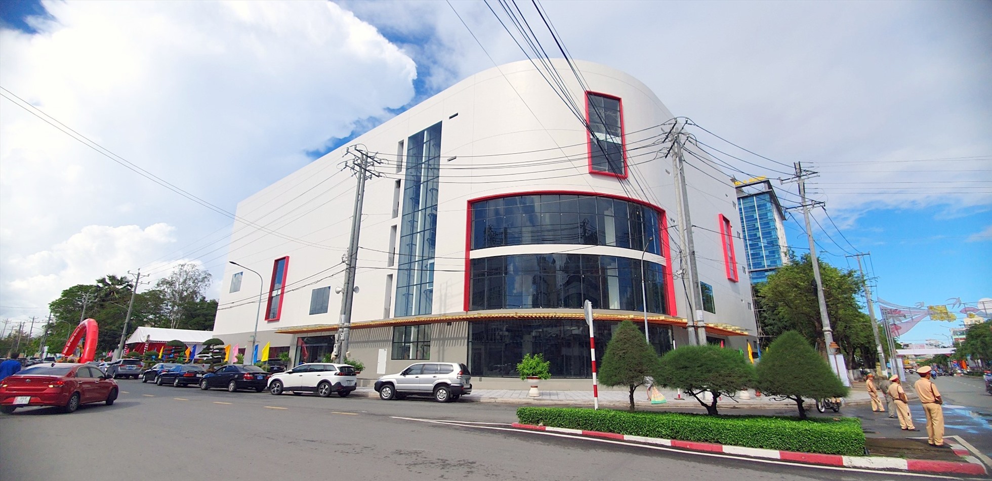 Trung tâm thương mại Nguyễn Kim Bạc Liêu nằm ngay trung tâm thành phố Bạc Liêu. ảnh: Nhật Hồ
