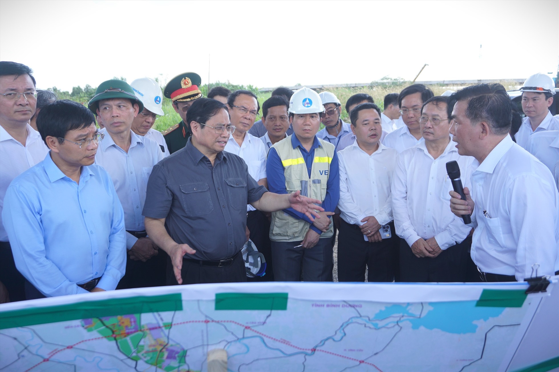 Thủ tướng Phạm Minh Chính nghe báo cáo về dự án mở rộng Quốc lộ 50.  Ảnh: Minh Quân