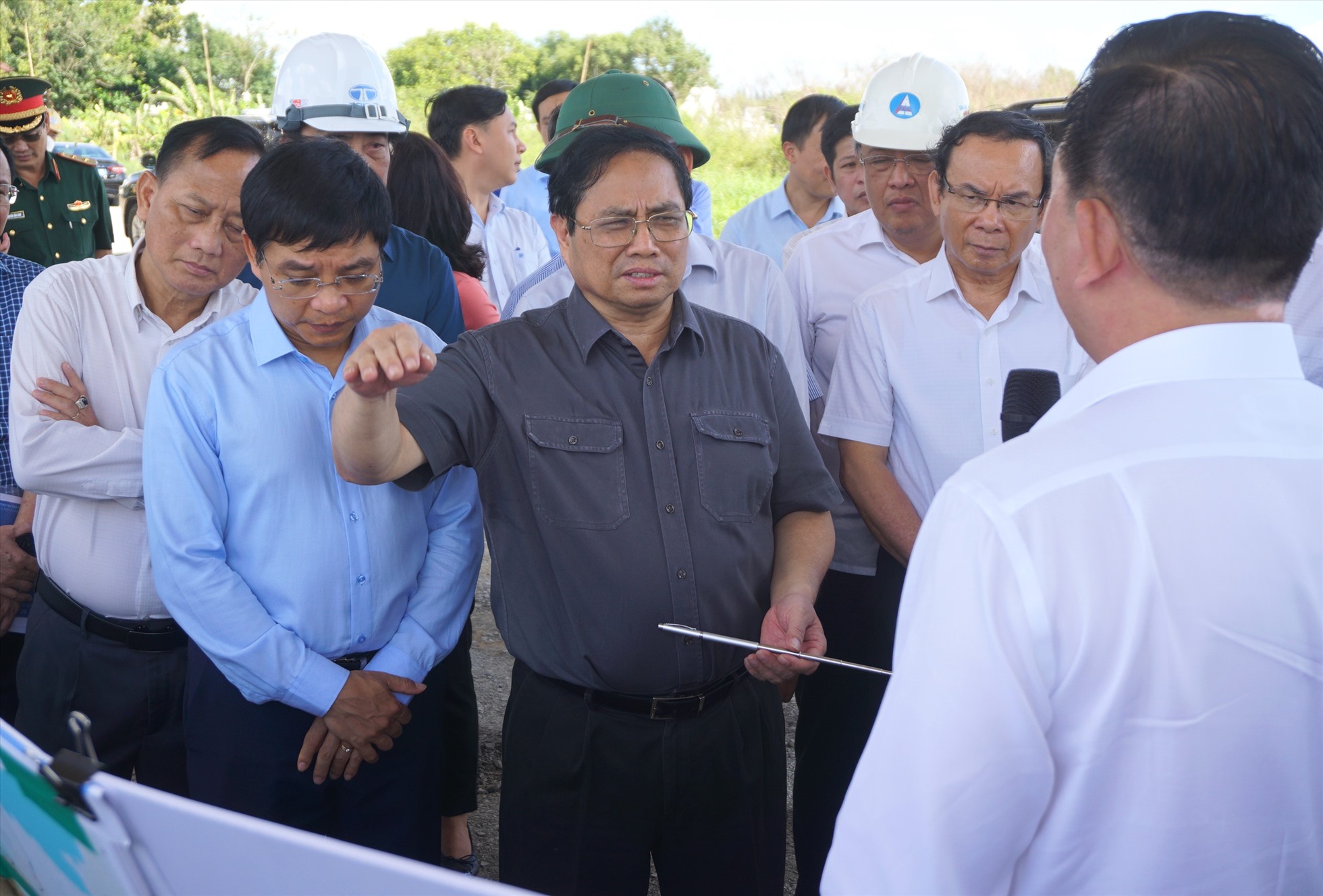 Thủ tướng Phạm Minh Chính yêu cầu đảm bảo tái đinh cư cho người dân ở dự án mở rộng Quốc lộ 50.  Ảnh: Minh Quân