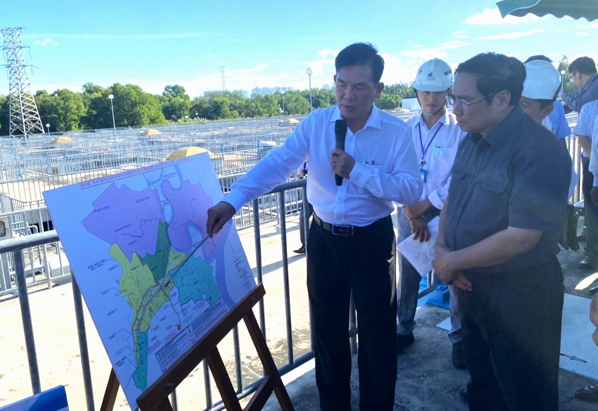 Thủ tướng thị sát dự án mở rộng nhà máy xử lý nước thải Bình Hưng.  Ảnh: Quý Hiền
