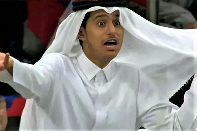 Chiếc khăn bị hất bay của Abdulrahman khiến người xem liên tưởng đến linh vật của World Cup 2022. Ảnh: Hình cắt từ video