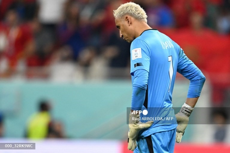 Keylor Navas cần xốc lại tinh thần với các đồng đội. Ảnh: AFP