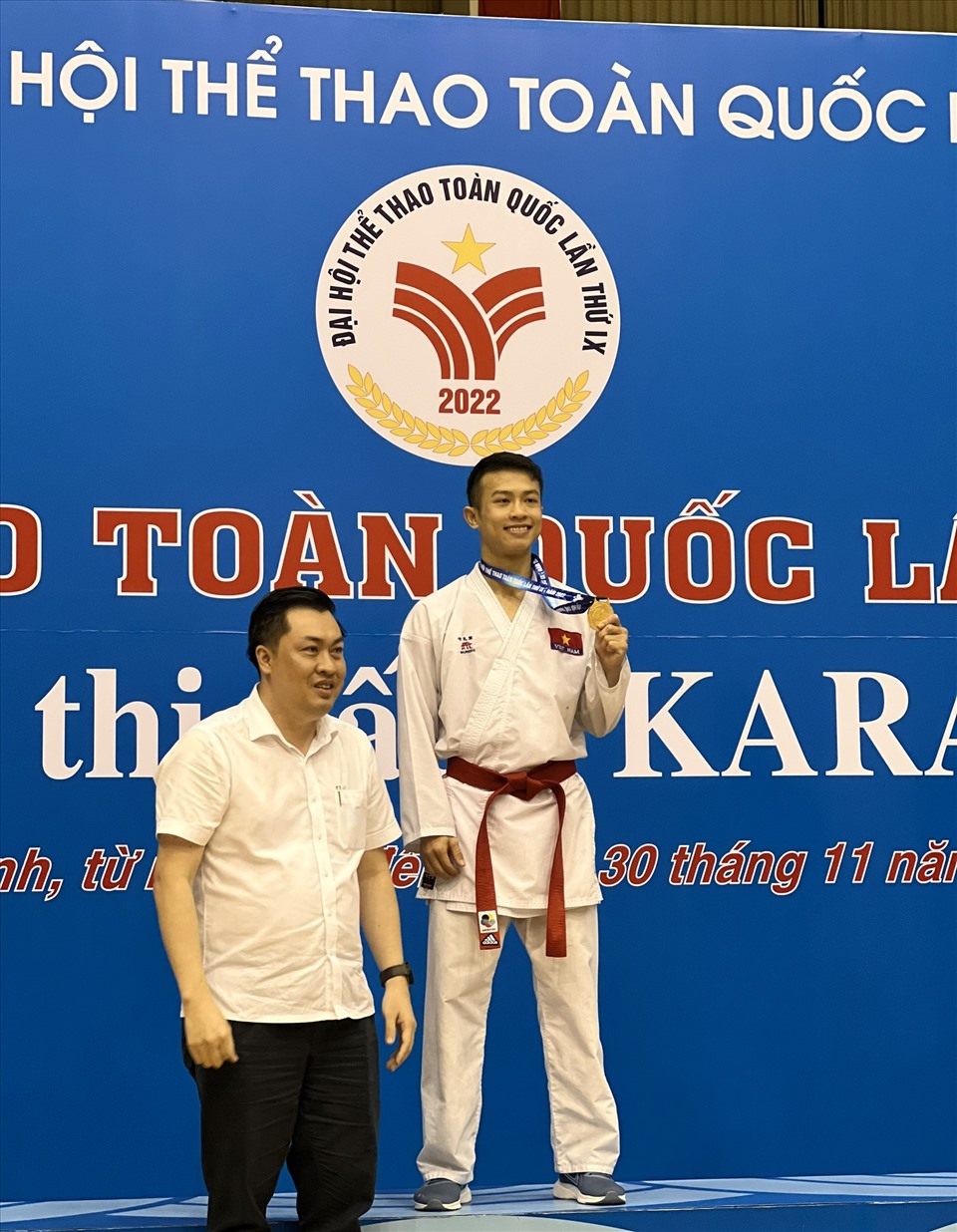 Vận động viên Thanh Duy mang về tấm huy chương vàng cho karate Bình Dương. Ảnh: Hoàng Anh