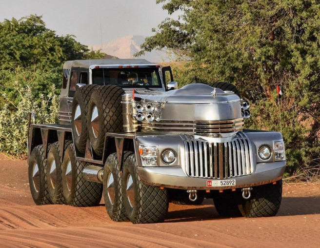 Dhabiyan là một chiếc SUV dài 10,8 mét với 10 bánh và nặng 24 tấn. Ảnh: Instagram