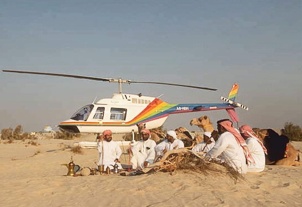 Một chiếc trực thăng với thiết kế màu sắc cầu vồng. Ảnh: Instagram Sheikh Hamad